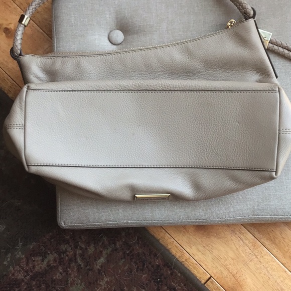 NWT MICHAEL KORS TAN LEATHER HANDBAG. TOP ZIP CLOSURE WITH BRAIDED PULL. - Picture 7 of 10